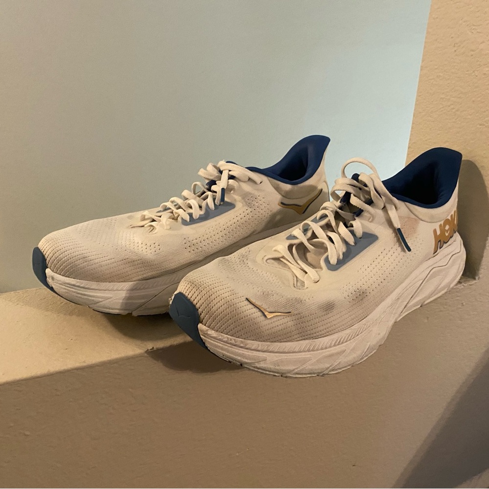 Hoka One Arahi 7. White/Blue/Gold Performance Running Shoes. Men’s. Size 10.5.